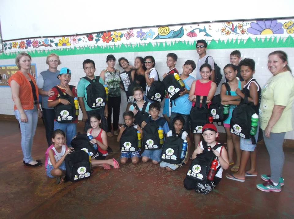 CRIANÇAS E JOVENS DE PROJETOS SOCIAIS RECEBEM MATERIAL ESCOLAR